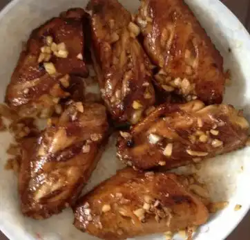 怎样做出美味的蒜香鸡翅掌握2个小秘密,简单几个步骤做出美食
