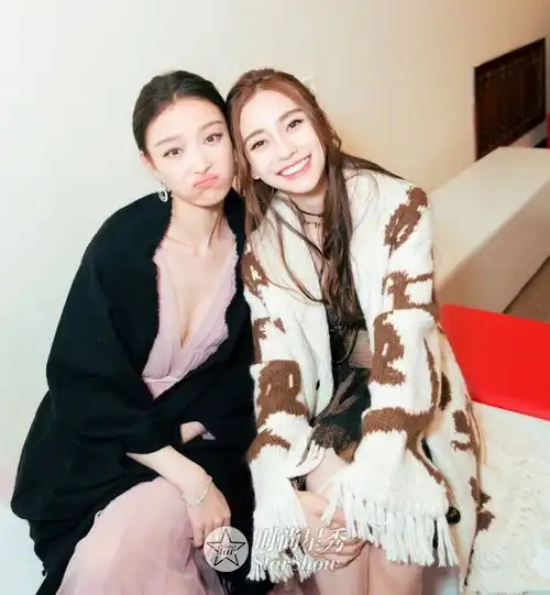 一模一样叫撞衫,倪妮和baby这样穿才叫闺蜜装