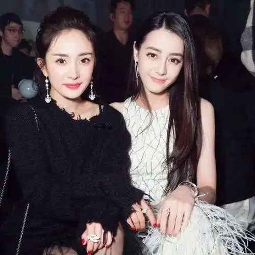 连续八年为杨幂庆生,迪丽热巴和老板杨幂的友谊,才是娱乐圈清流