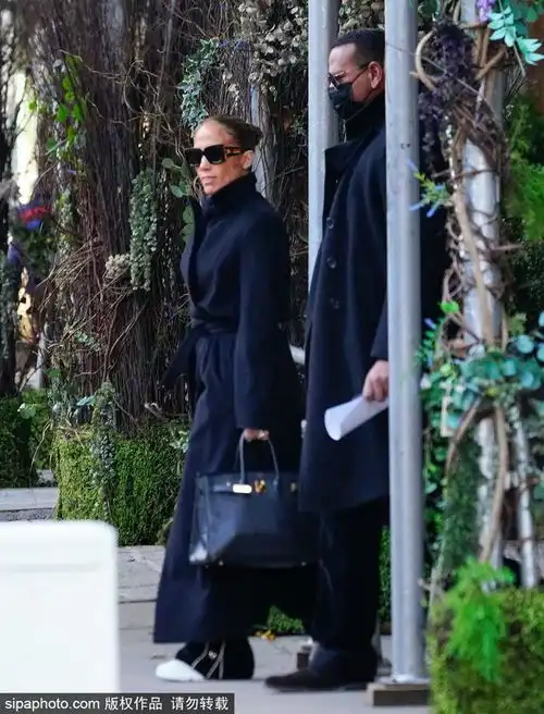  詹妮弗洛佩兹全黑look时尚出街与男友情侣装大方秀恩爱