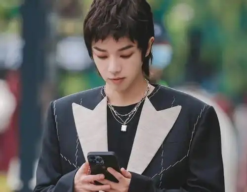  华晨宇王悦伊暗戳戳秀恩爱,两人使用情侣款手机壳,还戴情侣项链