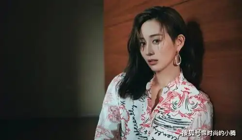 张钧甯颜值在线,黑白拼接外套搭黑色半身裙,时尚简约知性