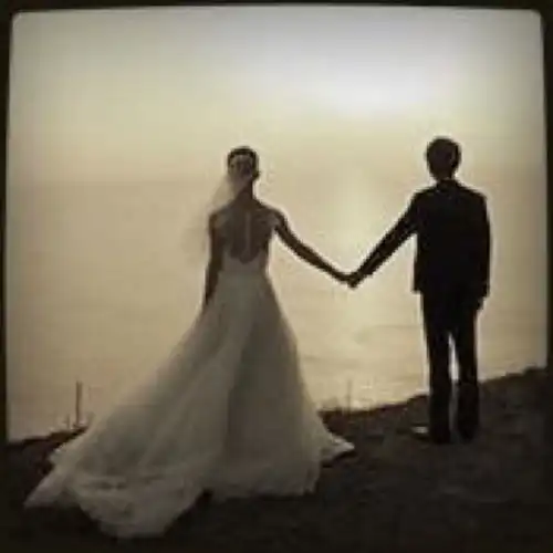  情侣头像手牵手穿婚纱看海的男人下跪的,求另一半,谢谢