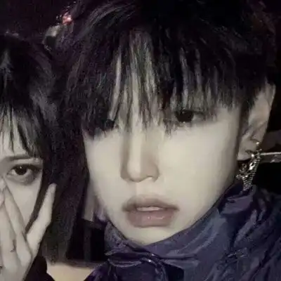  情侣头像真人一对两张不稀罕你的爱不要靠近我