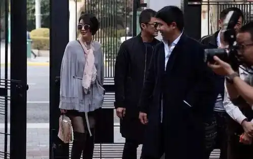  李亚鹏与女友穿情侣鞋同框秀恩爱,诸多细节表明两人好事将近