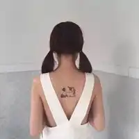  女生社会青年纹身头像背上简单纹身女人头像