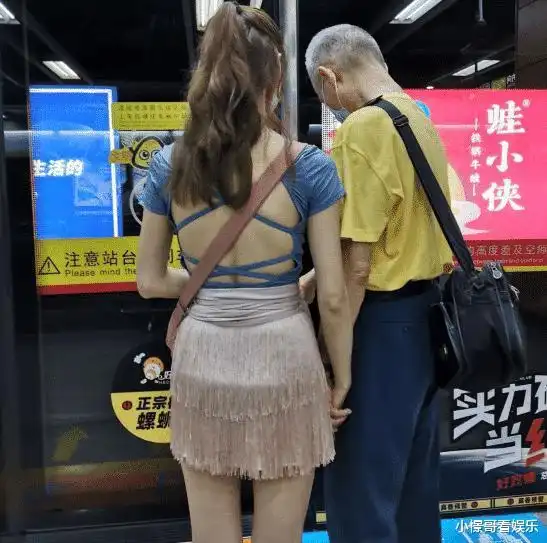  隔壁邻居台子上的,我要不要过去捡这颜色穿上挺好看的,哈哈哈哈