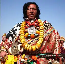  藏族人的蜜蜡竟然全身戴,这原因小编也是很无语