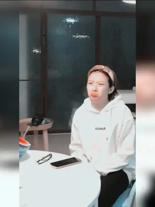 小伙出门前还要上演这样的戏份,美女的感情能收能放,实在是佩服啊