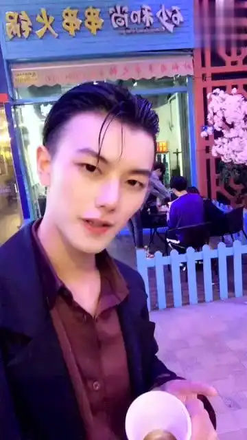  小伙恶搞这对情侣,不料最后这位男友的反应,让我捉摸不透啊