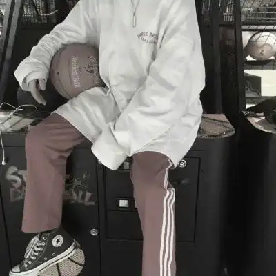  篮球头像男生霸气图片抱着篮球的男生头像