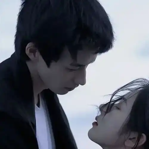  头像丨情侣头像丨最新的动漫情侣头像真人一人一半