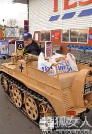  马路上的荒唐事情侣当街亲热