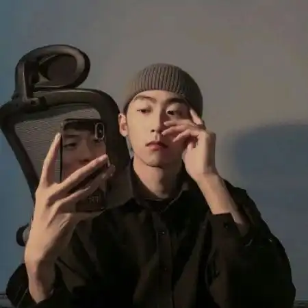  2020帅气男生头像手机控对着镜子