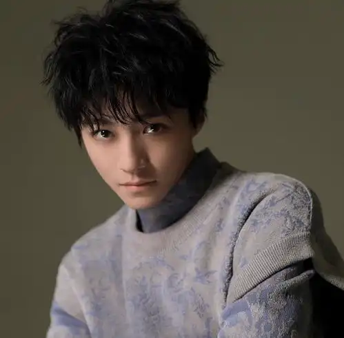  王俊凯对抗时代峰峻工作服图案让粉丝拍手叫好终于等到了