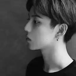  超拽霸气男生头像社会人有纹身戴耳钉