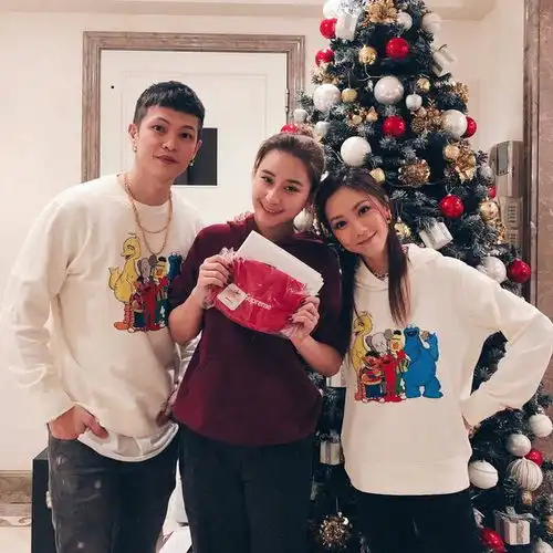  邓紫棋晒男友帅气合照,情侣装太抢镜,网友好明显的狗粮