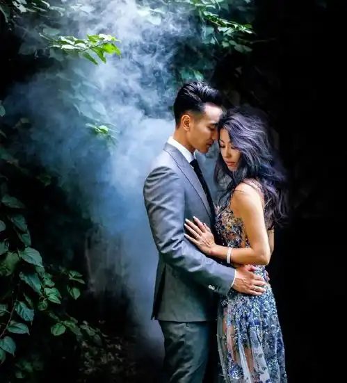  圣诞节生下女儿,大方晒出一家三口牵手照,戚薇纯英文送祝福