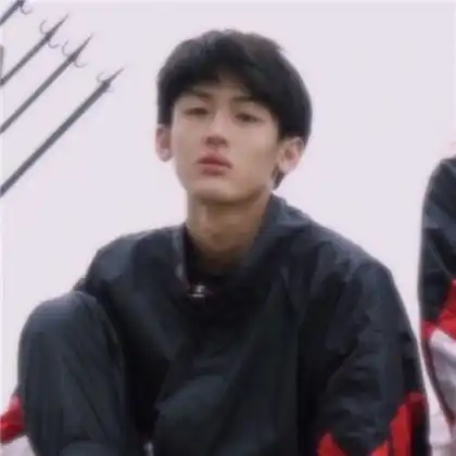  个性情侣头像一男一女,虽然相爱但是眼中带着遗憾