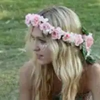  头戴花环背影的唯美女生头像微信头像图片大全