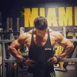  情侣网红全球第一的性感健身女神,和肌肉男友这样秀恩爱