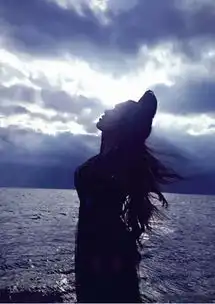  大理最美女歌手,缘何去泊心云舍当了大管家