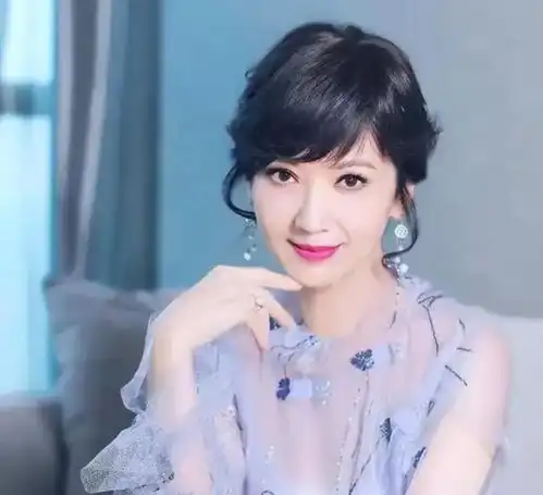 女人上了年纪后,有2种化妆品最好避免使用,能换掉尽量换掉吧