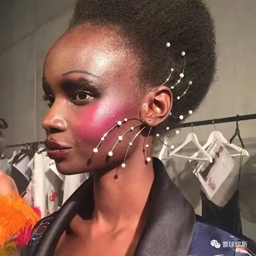  澳洲的johngalliano携手意大利艺术家delkathrynbarton献上了一场华美的迪斯科之夜