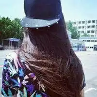  女生背面带鸭舌帽的头像