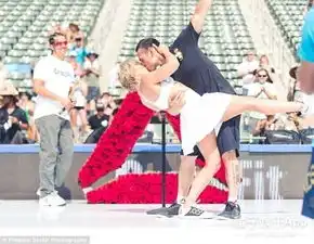  这场婚礼有点特别,新郎新娘穿着运动服就来了