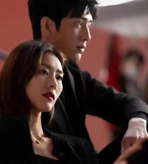  刘雯井柏然同框看秀不避讳,穿情侣装热聊,两人已稳定交往快一年