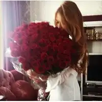 跪求,拿着花的唯美女生图片