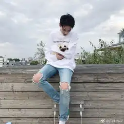  组图苏化了许魏洲温柔爱抚萌宠尽显清爽养眼