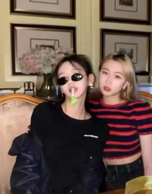 星二代聚会好养眼李嫣站边上真乖巧,王峰女儿穿露肚脐装太开放
