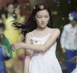 李亚鹏13岁女儿照曝光,天鹅颈引热议,气质越来越似妈妈王菲