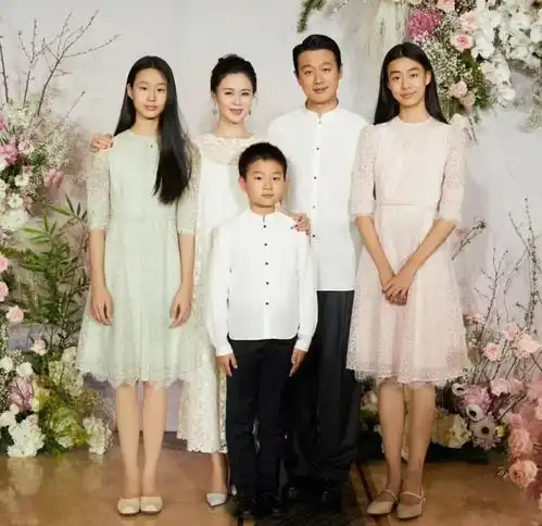 佟大为老婆晒全家福,三个孩子露脸像爸爸,俩女儿身高均超一米七