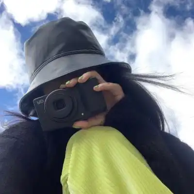  戴帽子遮脸女生头像,高清微信头像女生戴帽子遮脸的图片