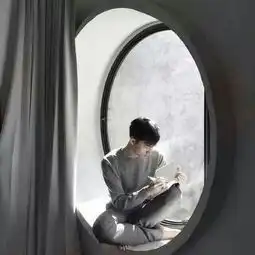  情侣头像两人在窗户下互相掐脸头像