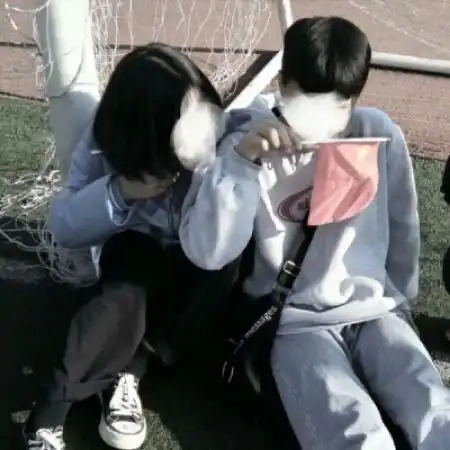  一对两张潮流情头真人嘴甜是因为心甜