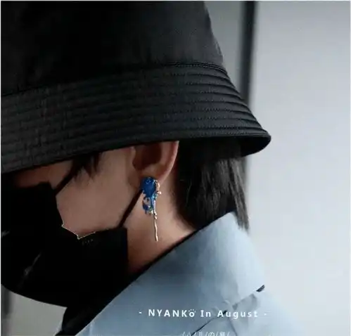  蔡徐坤刘令姿新恋情情侣款饰品,同款耳钉,这是实锤了吗