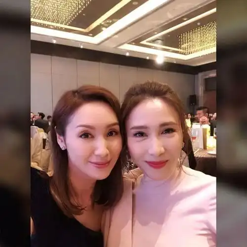 43岁伏明霞与郑秀文结伴庆生,连续14年风雨无阻,闺蜜情深惹人羡