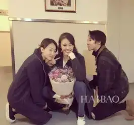  周冬雨斩获国民老公窦靖童她们的眼神出卖了一切