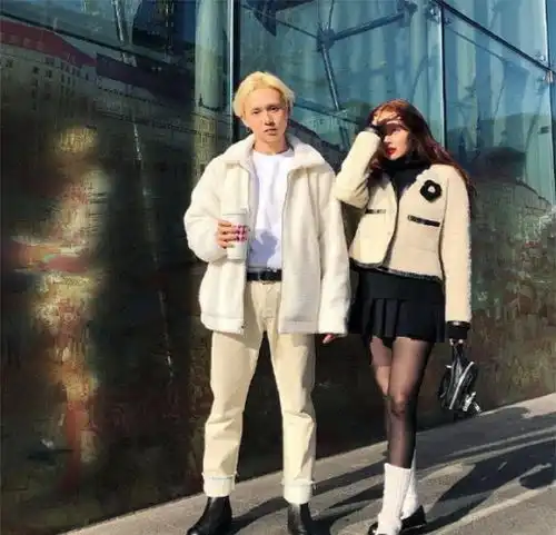  泫雅与男友现身机场,金晓钟裤子设计成亮点,这时尚令人十分费解