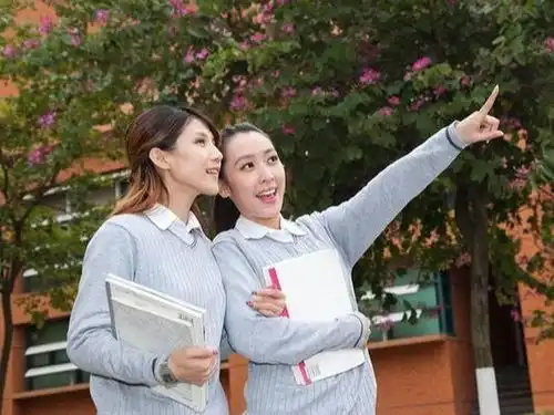 我升职请闺蜜吃饭,她带了一群人来蹭吃蹭喝,我把她拉进了黑名单