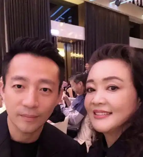  大s离婚聚餐心情好,与男友人亲密搂抱不避嫌,汪小菲获母亲安慰