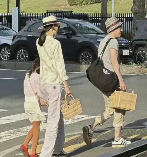  43岁陈冠希在日本被偶遇一家三口公园野餐,日系穿搭状态很松弛