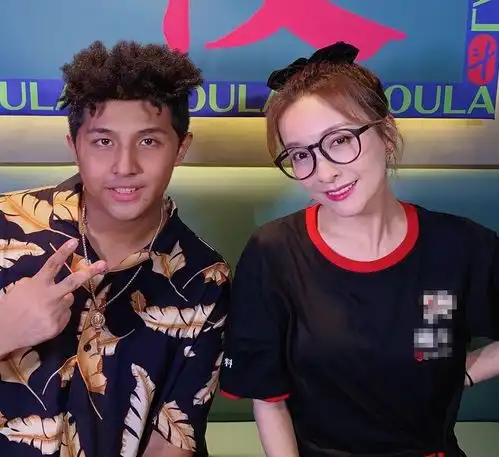  杜海涛与吴昕穿情侣装现身两人亲密互动,跟女友都没这么甜