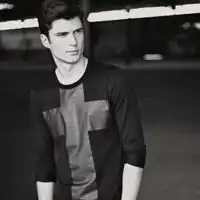  比较压抑的黑白男生头像离去的和留下的都变成了回忆男生头像