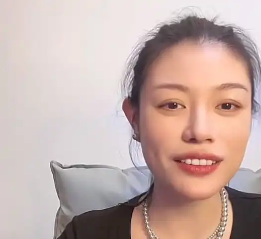  汪峰离婚后表情凝重,头上出现大块斑秃,章子怡忙着和司机买菜