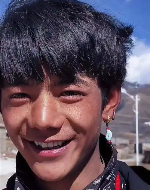  丁真全家高颜值,被赞吴彦祖与金城武的合体,舅舅五官神似郑伊健